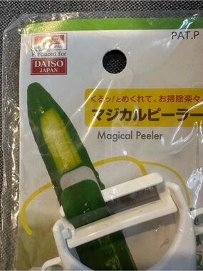 Daiso Japan White and Green Magical Peeler